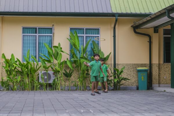 Permainan Sore Menyenangkan dengan Tawa dan Frisbee!