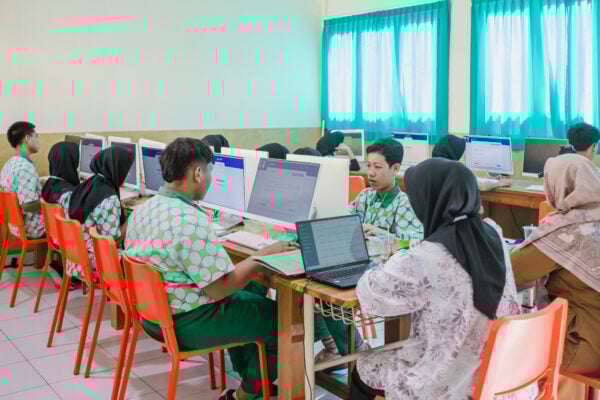 Anak Kelas 9 Mengikuti Ujian TKA