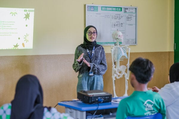 Learning to Write News with a Journalist